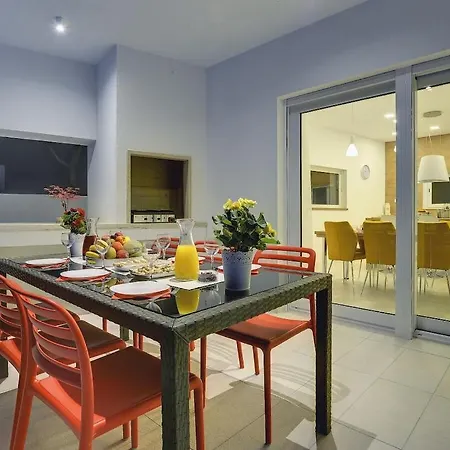 In With Swimming Pool Villa Pula