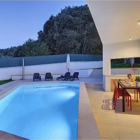 In With Swimming Pool וילה *