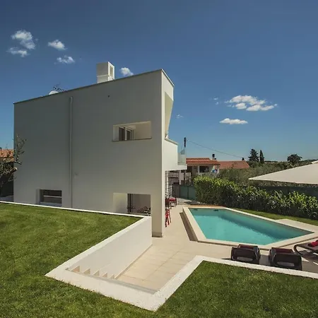 In Pula With Swimming Pool * Pula