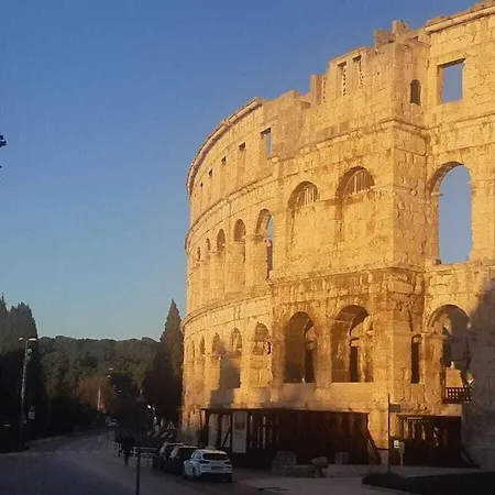 In Pula With Swimming Pool Pula