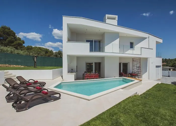 In With Swimming Pool Pula