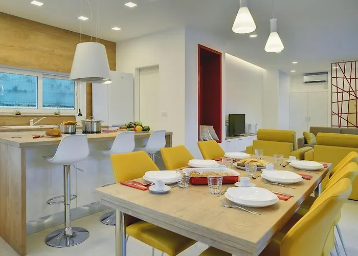 Villa In Pula With Swimming Pool *