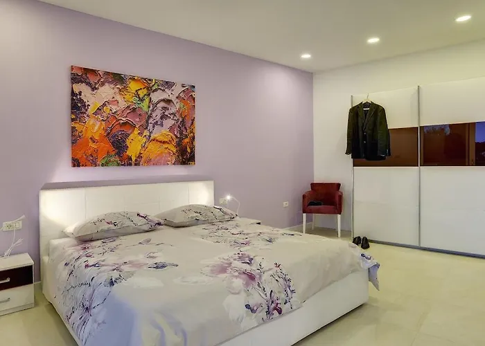 Villa In Pula With Swimming Pool