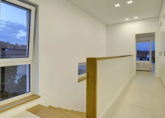 In Pula With Swimming Pool * Pula