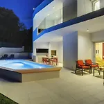 ヴィラ In With Swimming Pool プーラ