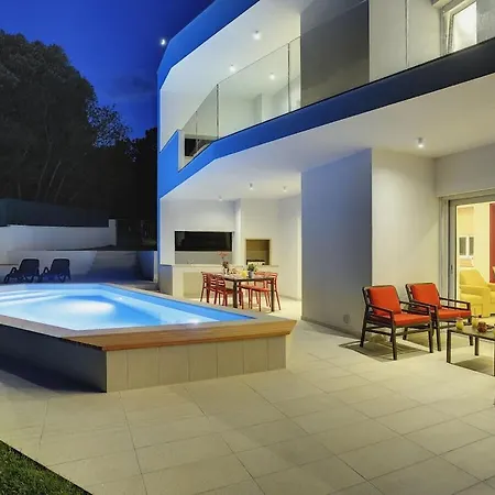 Vila In With Swimming Pool Pula