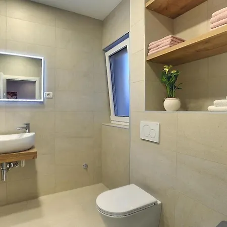 Vila In With Swimming Pool Pula
