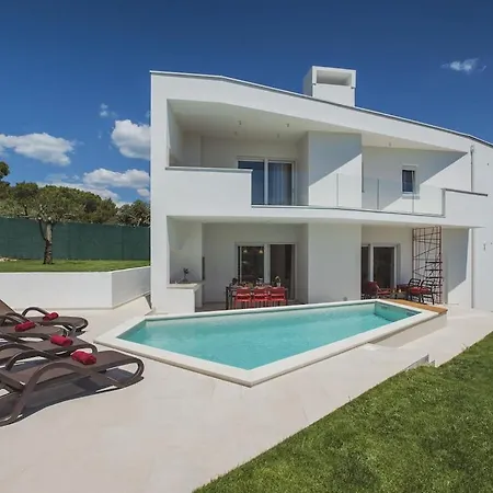 In Pula With Swimming Pool Pula