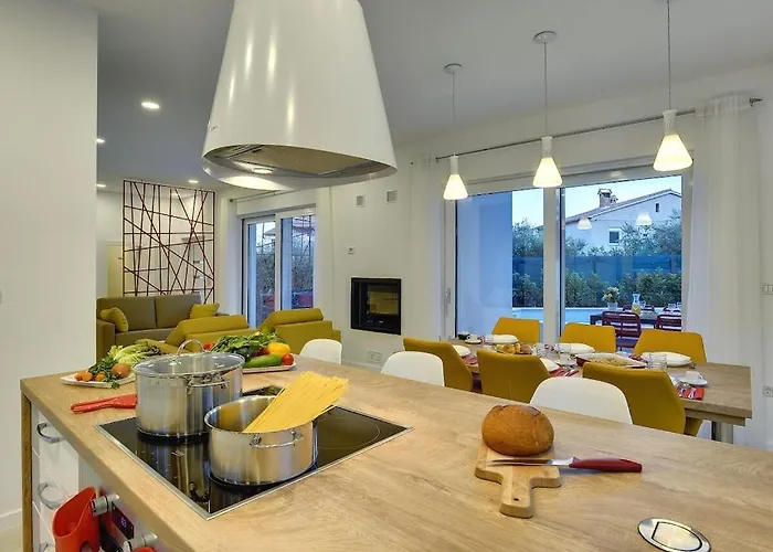 Villa In Pula With Swimming Pool *