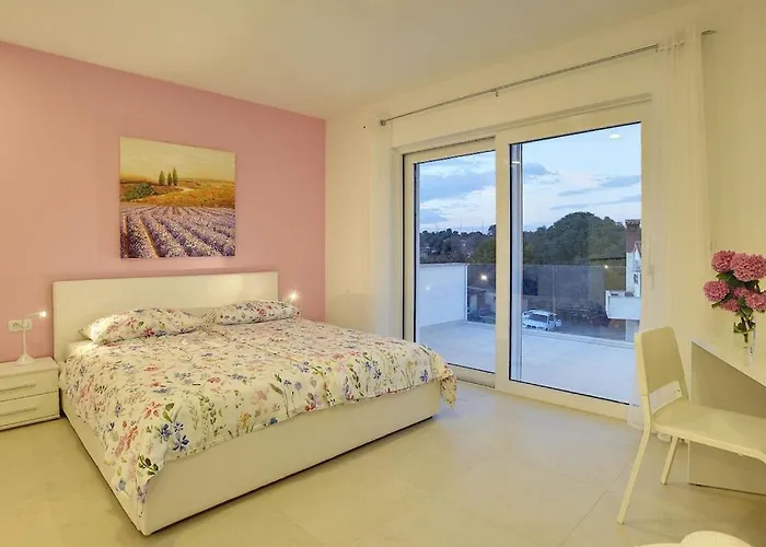 In Pula With Swimming Pool Villa